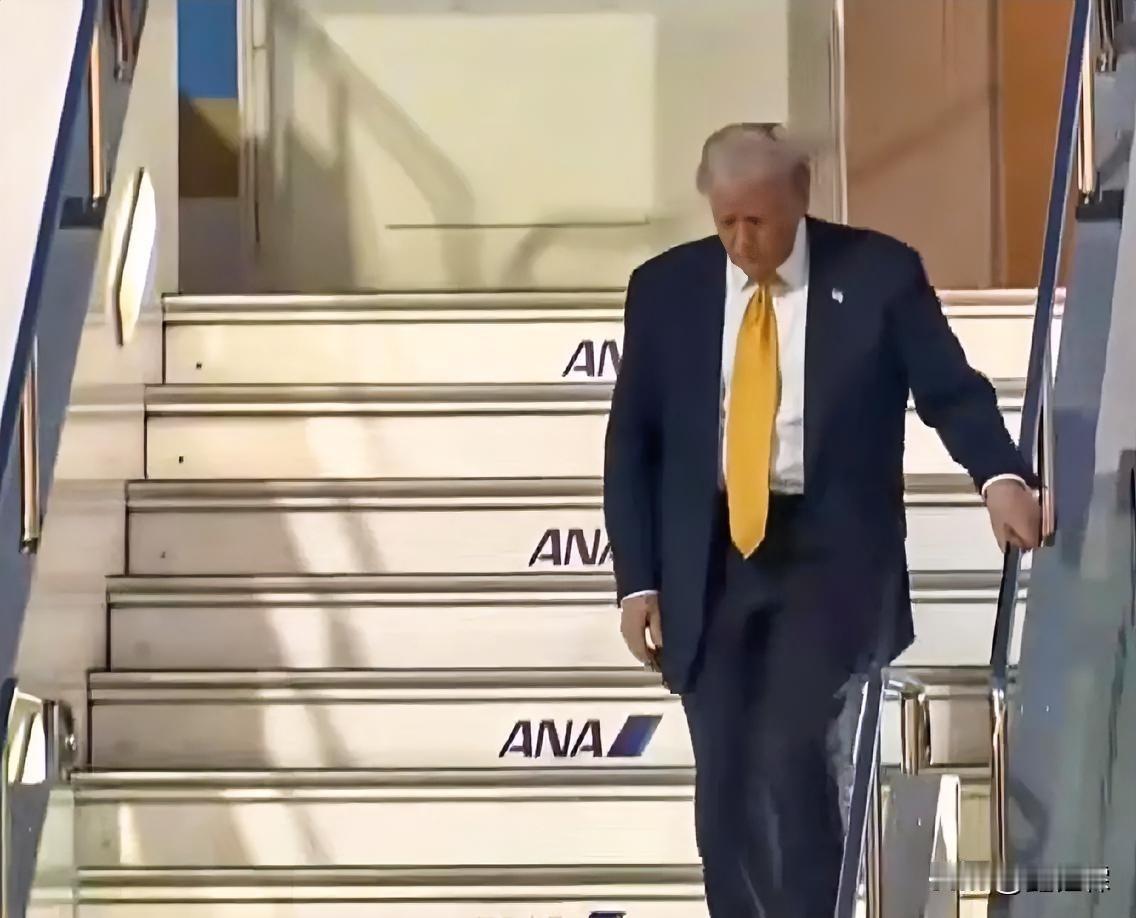 美国总统特朗普专门系了一条黄色领带抵达日本东京，高士早苗却没来迎接！看得出来
