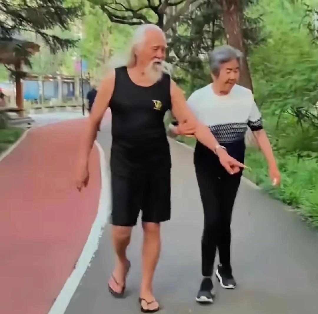 王德顺和老伴在公园散步时的一幕，王德顺虽年事已高，常年坚持健身，精气神十足，王德