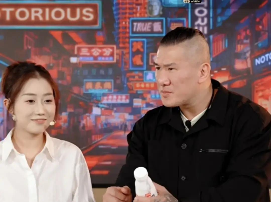 他关掉打赏，少赚200万，直播间却冲到第一。全程没有“家人们”，不叫“哥哥姐姐