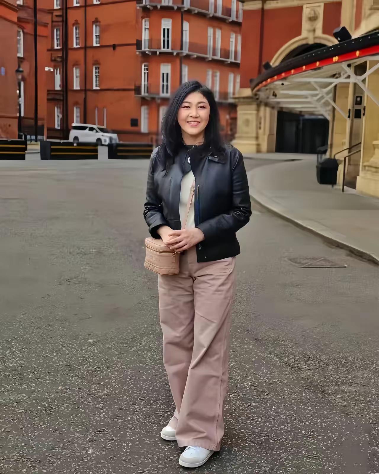 五十八岁的英拉，纵使背负罪名远走他乡，依然是公认的“最美”。她赢在岁月沉淀的气韵