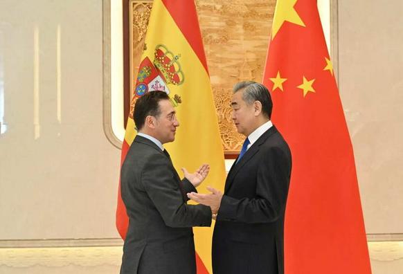 中西外长在杭州见面！欧洲有了新变化10月15日，中国的外交部长王毅，在风景如