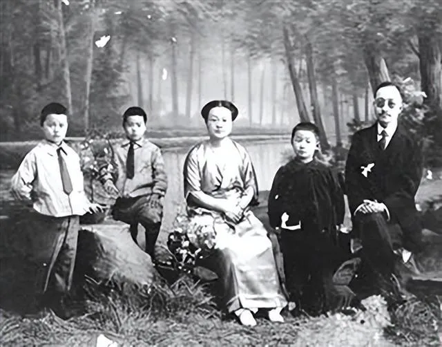 1924年，44岁的章士钊再次偷偷爱上一个歌女，后高调同居。妻子吴弱男知道后，带