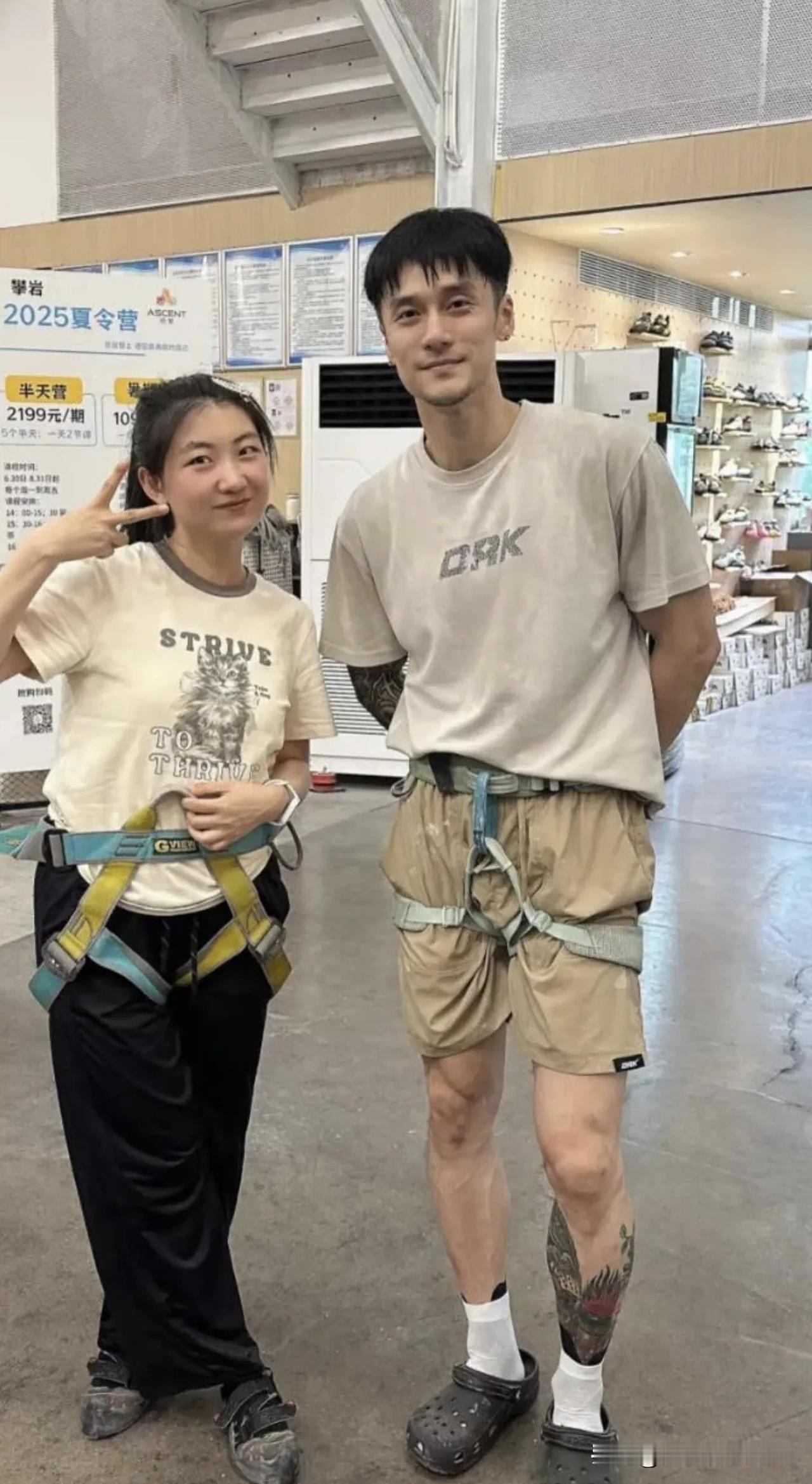 记得男明星以前长得多么帅气，颜值和气质不输陈晓，怎么现在年龄大了一点点之后，满脸