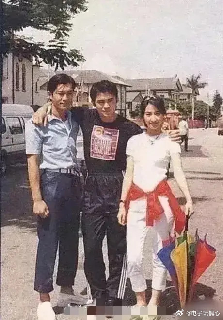 年轻时的古天乐与樊少皇的合影，中间这位女士有认识的吗好漂亮