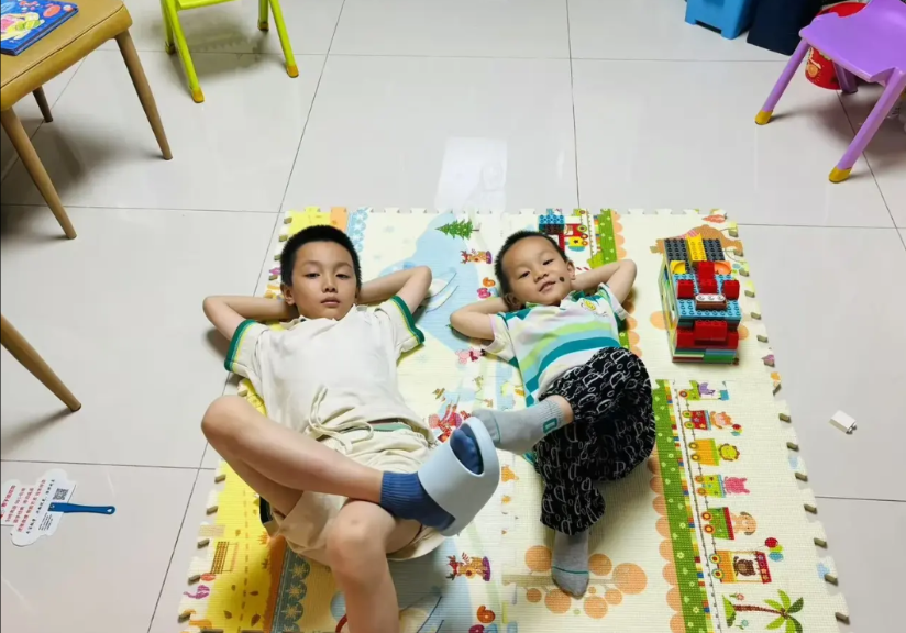 放暑假了，当奶奶的我萌发了清洗两个孙子书包的念头。叫来哥哥馒头和弟弟稀饭，将