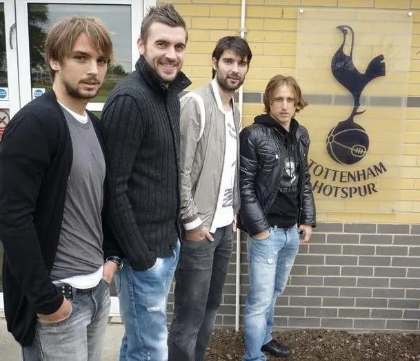 这三位有老球迷认识的吗？这是莫德里奇在热刺时期的一张合影，前面三位实在是想不起