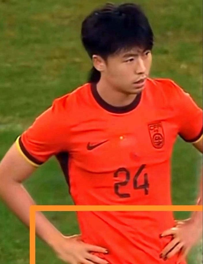 国足球员身上纹身我忍了，有大肚腩我忍了，留长头发我也忍了，可你堂堂国足球员居然做