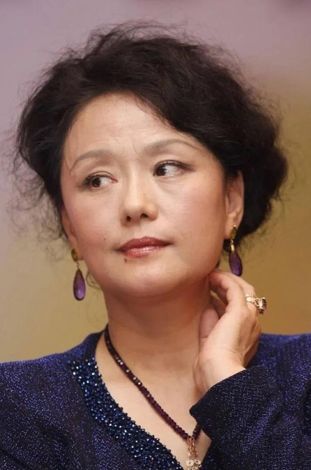 1976年，演员廖学秋去外面拍戏，和老公分别了六个月，她归心似箭，往家赶，想给丈