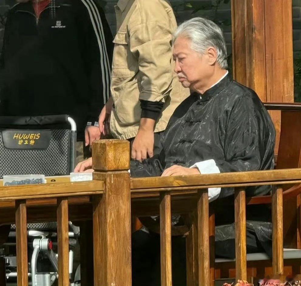 76岁的洪金宝头发全白，但眉宇间依然霸气侧漏。