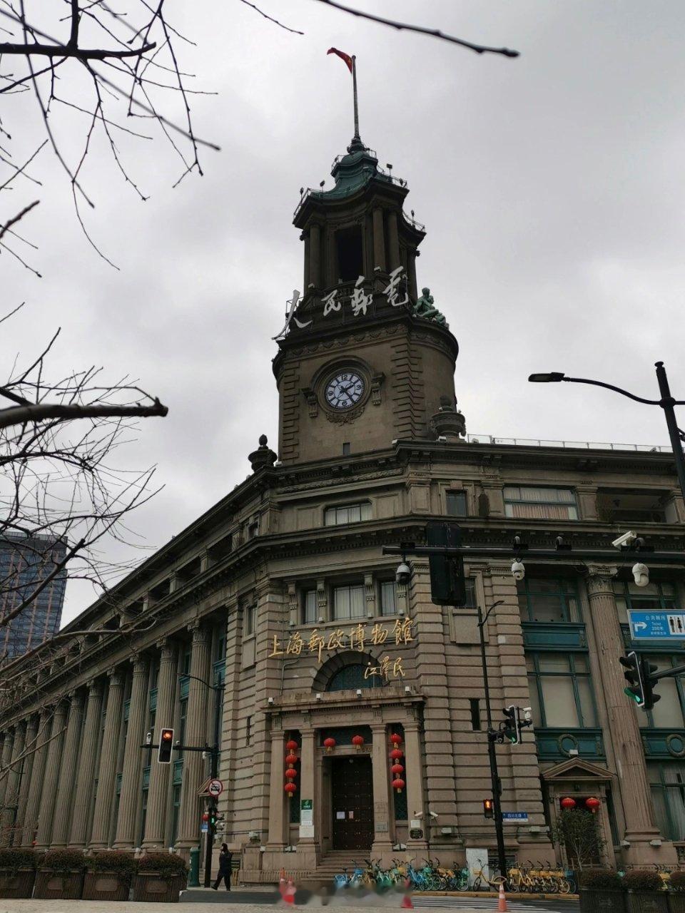 沿着苏州河，从四行仓库到外白渡桥苏州河蜿蜒穿城，串联起上海的沧桑与风华。沿着河畔