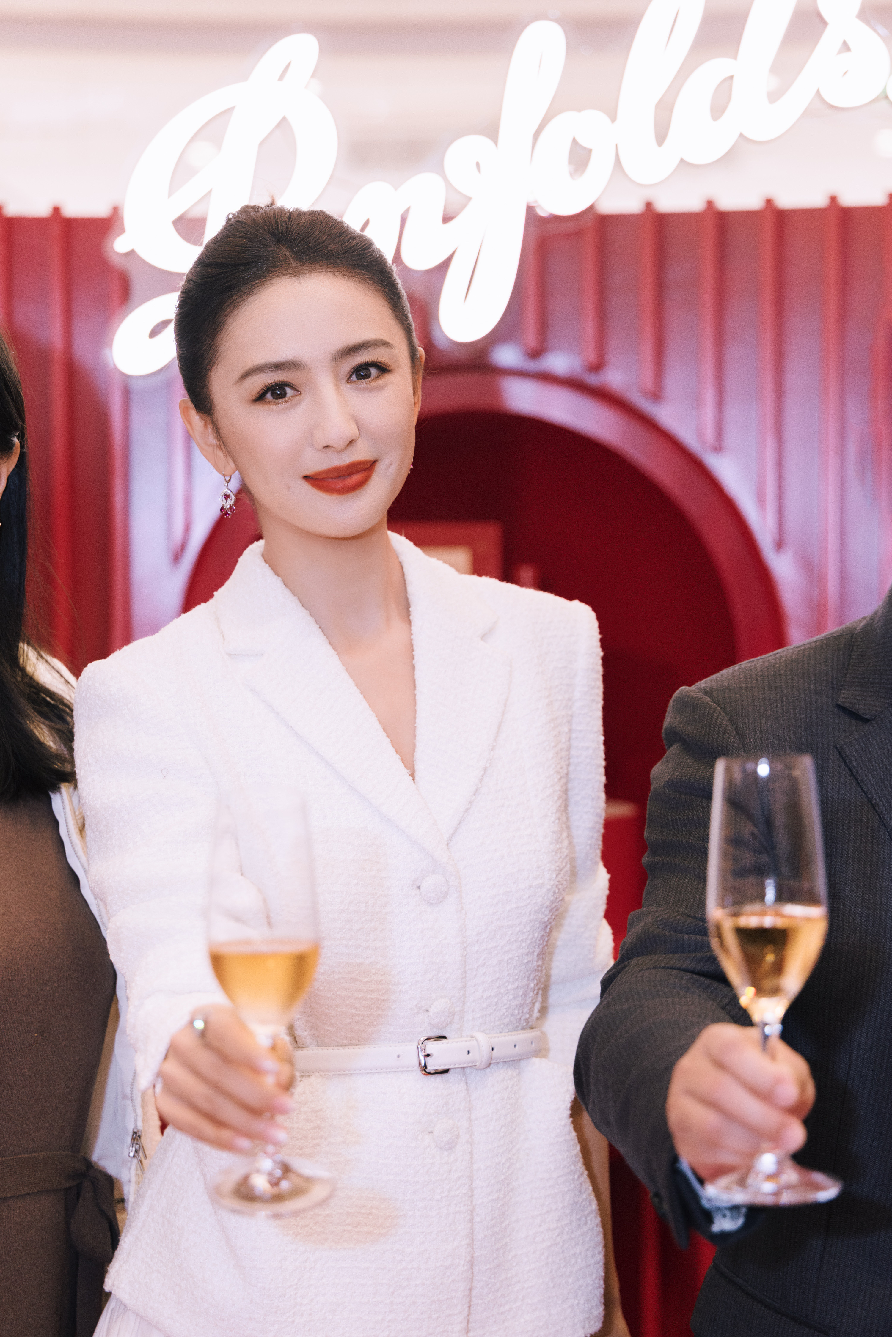 佟丽娅▫️你好佟丽娅纯白赋形，诠释松弛与矜贵。沉浸于醇香之境，以留白之姿书写轻