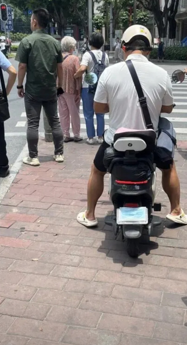 广州电鸡遮挡车牌的方式，五花八门…今天在路上看到交警查电鸡，有个大妈的电动车车