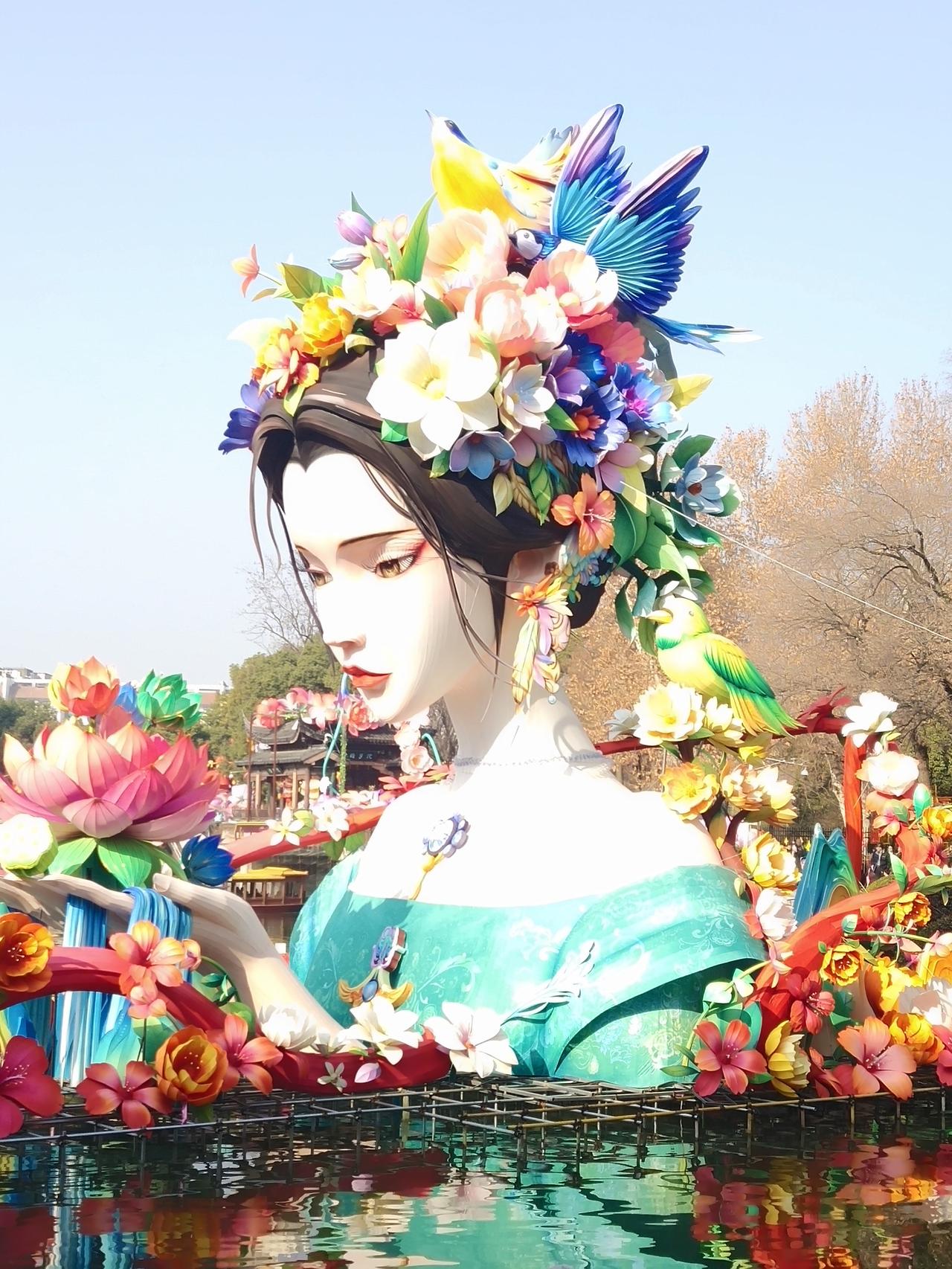 今天去白鹭洲公园看花灯了。赏灯必去白鹭洲是因为白鹭洲公园是南京秦淮灯会的主会场，