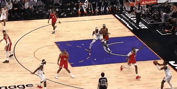 杰伦·格林那球，小琼斯贴脸，他抬手就扔，进了。不是运气，是真敢。打太阳第四节