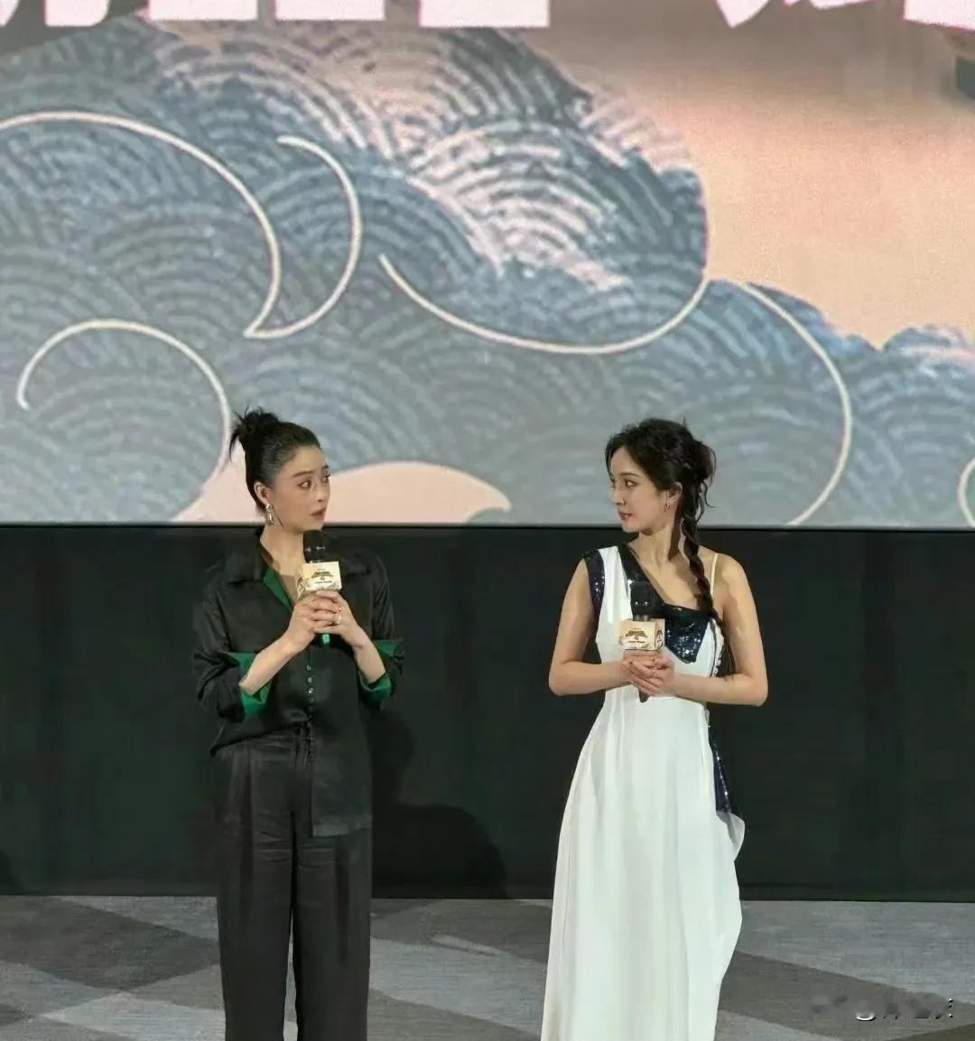 我一直以为“蒋欣”是微胖、结果直到看到她和杨幂的同框合影，我简直是被惊呆了。因