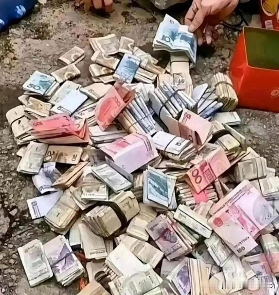 今天出去收废品，拉回来一个老旧木箱子，随手打开瞅了一眼，当场就呆住了。夹层里
