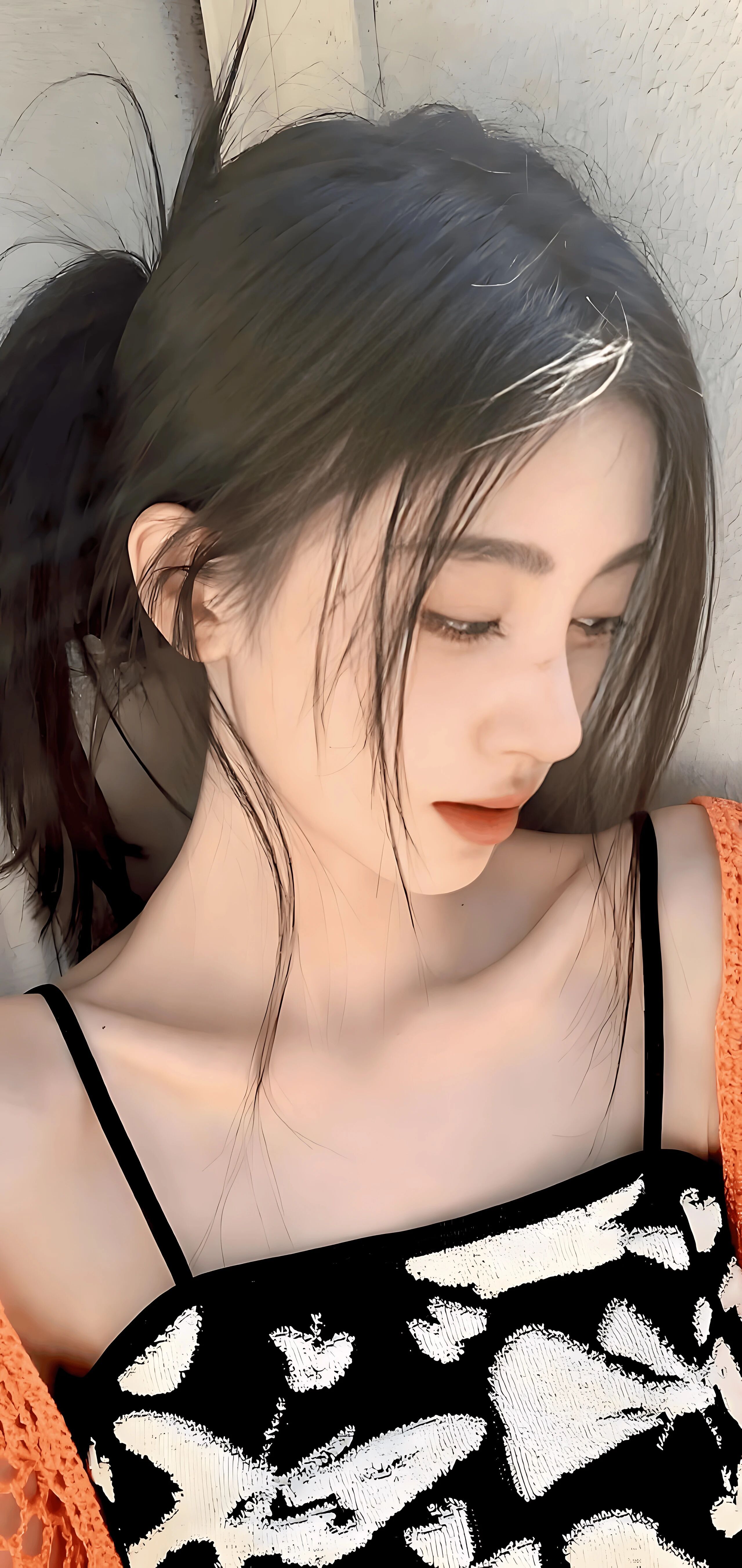 鞠婧祎，内娱代表性全能女爱豆，凭四千年美女标签收获广泛关注。五官清丽精致，自带古