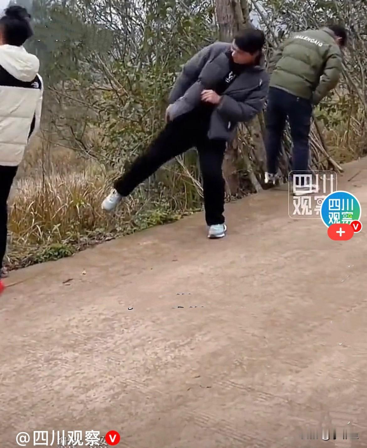 大年初二，村头巷尾突然多出了这样一群“神秘”的男人……他们三五成群，但