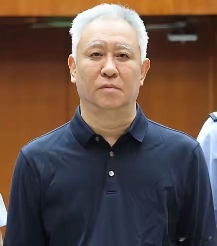 恒大集团主席许家印在看守所羁押了大约3年，开庭后首次亮相在公众视野。从图片看，脸