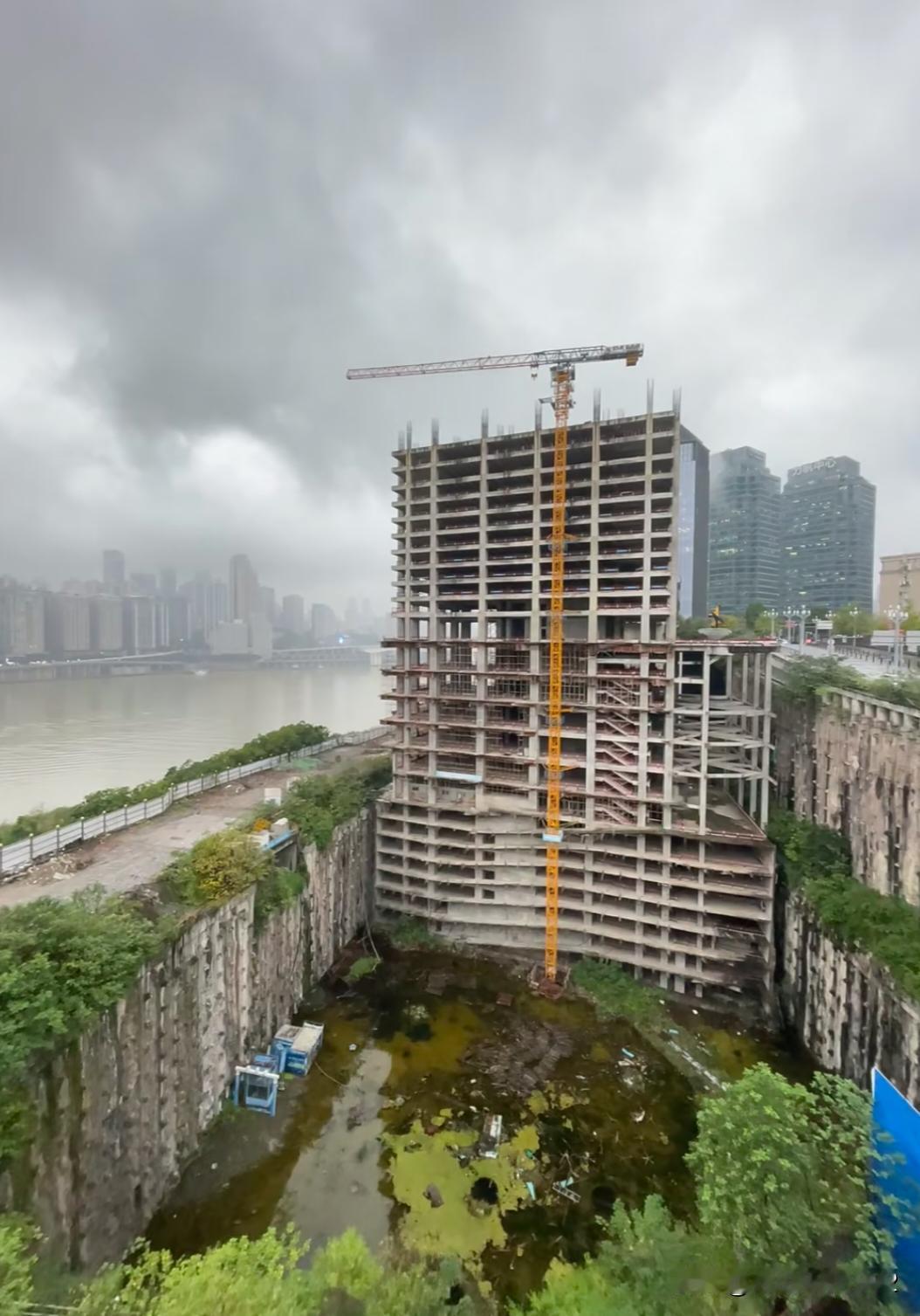 重庆特色，深沟大楼！山城生命力旺盛，这显要的烂尾楼位置对于外地旅游者来说印象太