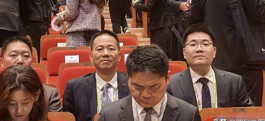 章泽天和刘强东在韩国同框了。两人都看得出年纪了，刘强东皱纹多了不少，看着挺操劳。