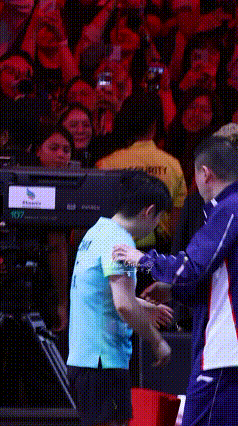 国梁兄居然去新加坡看比赛了，莎莎打完早田，被马琳薅过去打招呼了。年还没过完呢，国