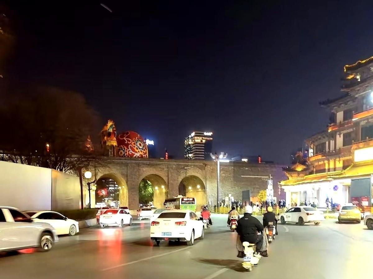 昨晚西安的朋友圈，最精彩的不是哪个商场的圣诞树。是那些严阵以待，结果站了一宿寂