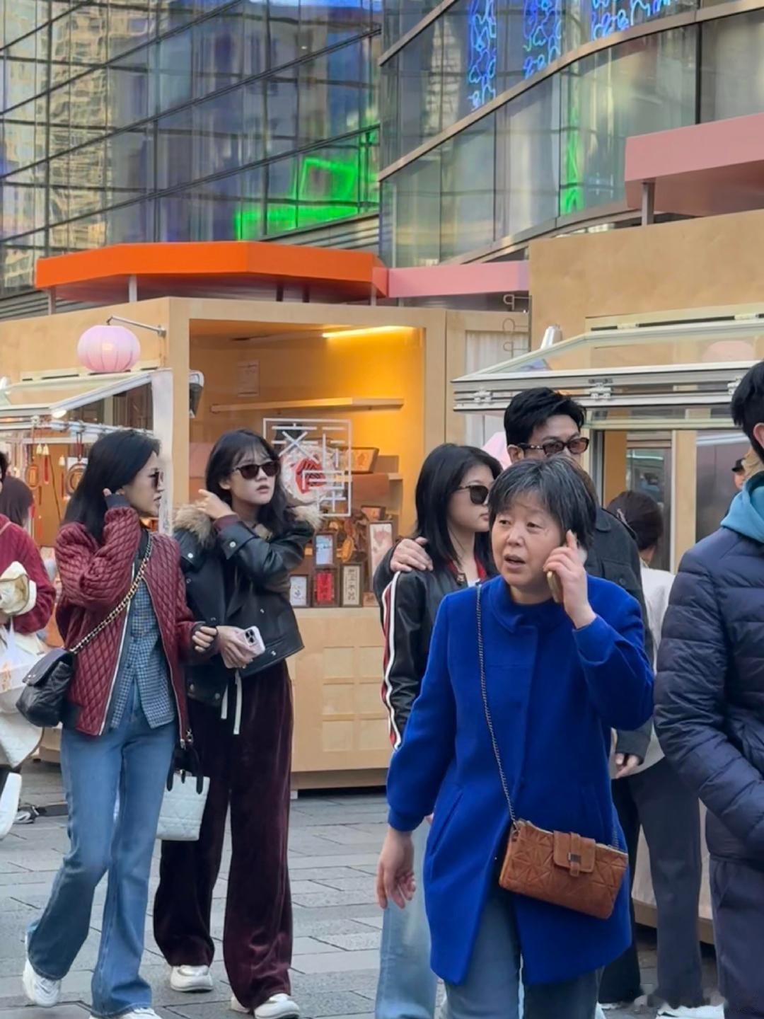 偶遇陆毅鲍蕾一家四口上海逛街上海街头偶遇陆毅鲍蕾一家四口偶遇陆毅鲍蕾一家四口上海