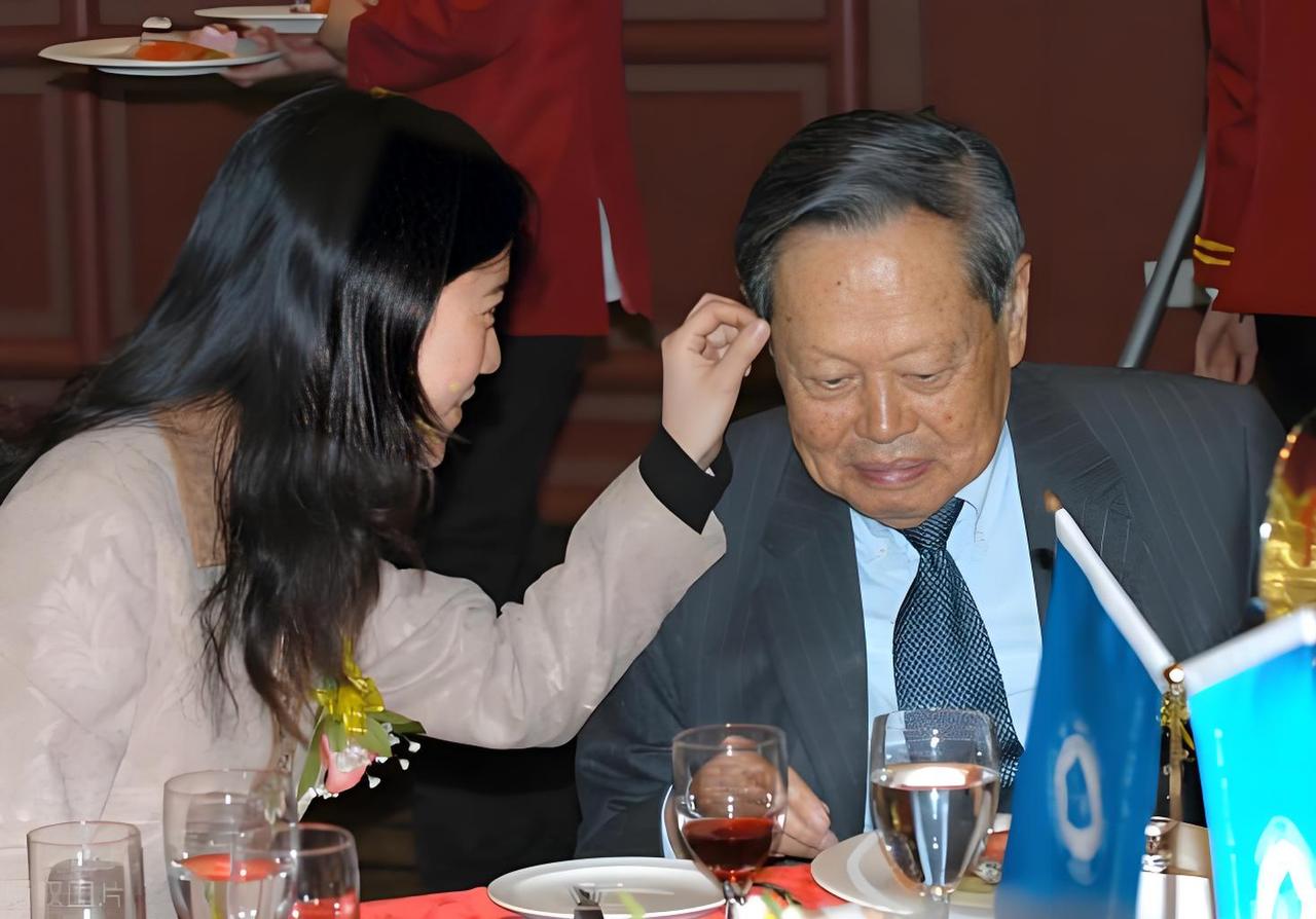 这是一张翁帆女人味最足的温情照片，照片里杨振宁穿着熨得笔挺的灰西装，配着浅蓝衬衫