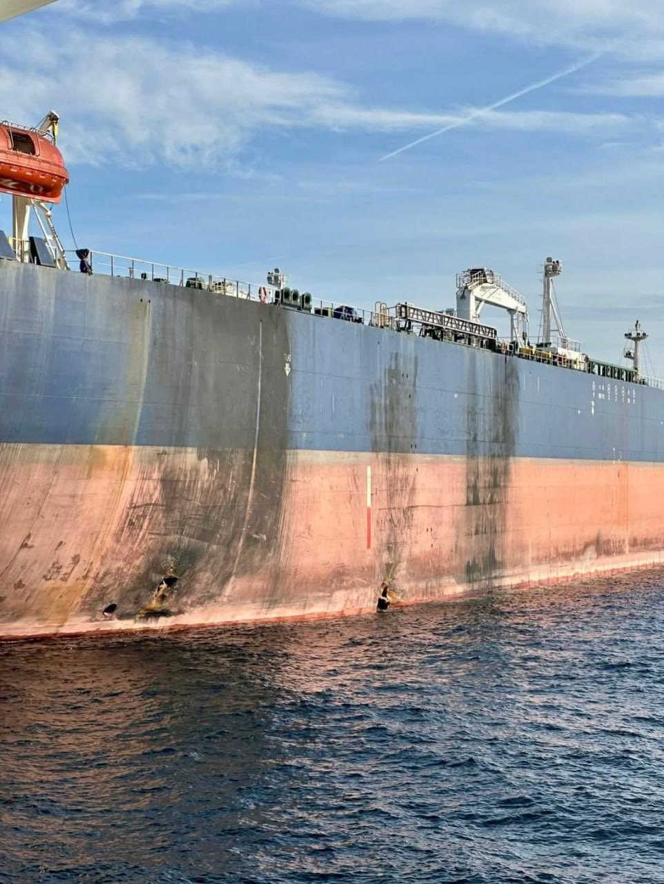 🔻从照片看，乌克兰的海上无人艇袭击似乎未能击沉油轮。🔻viasmi2.ru