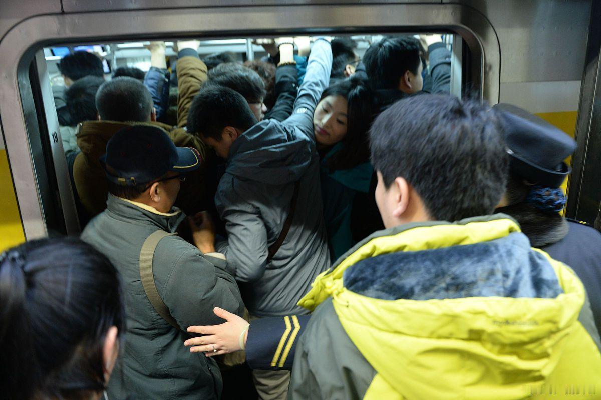人满为患的北京地铁一年竟然能亏掉200多亿，可这么多人坐，为什么还会有240亿亏