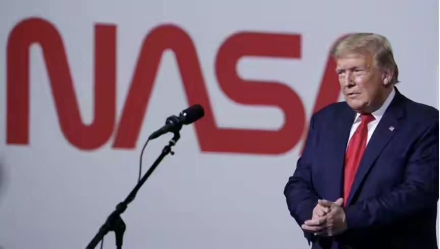 美国宇航局长：总统阁下，我们计划把四名宇航员送到月球去……特朗普:哦！麦克，这