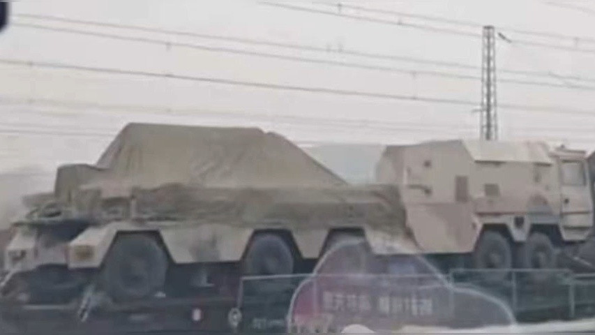 这是啥？某种防空导弹载车？HQ8？[思考]老中的奇怪新东西越来越多了[捂脸哭]图