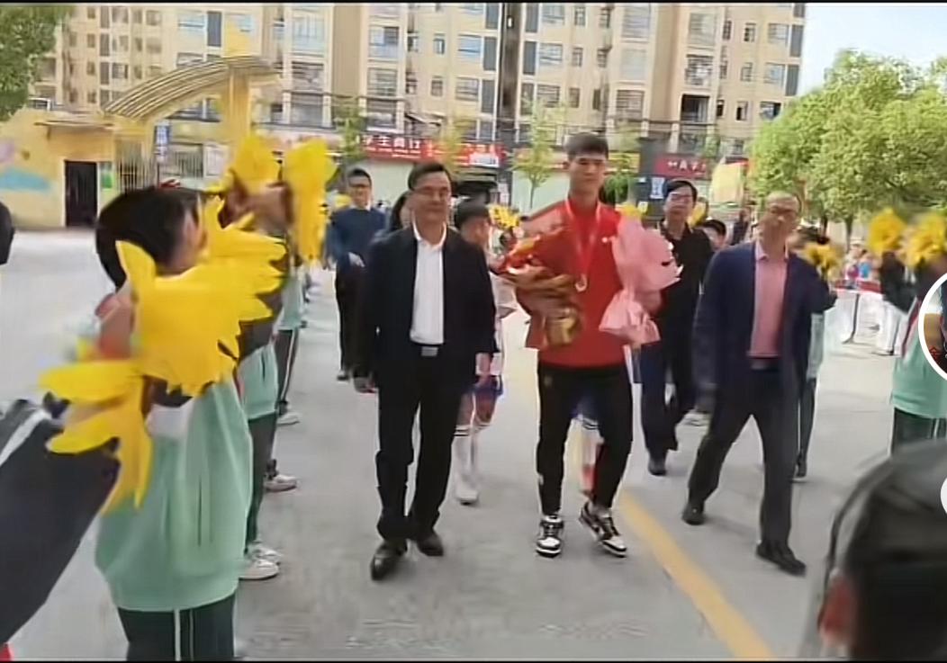 目前江西最幸福的老师应该就是卢欣老师了！刚刚获得赣超＂最佳球员＂＂最佳射手＂的