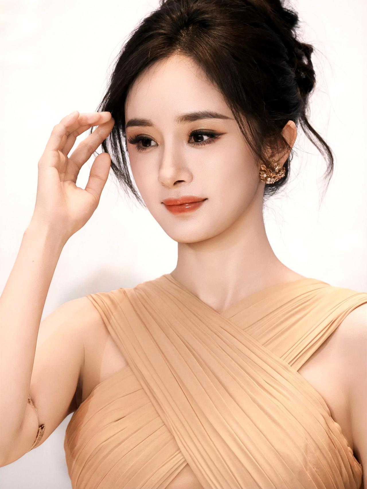 内娱颜值标杆！杨幂最新造型美翻！杨幂这两套造型太能打！💛亮黄礼服配蓝底，明