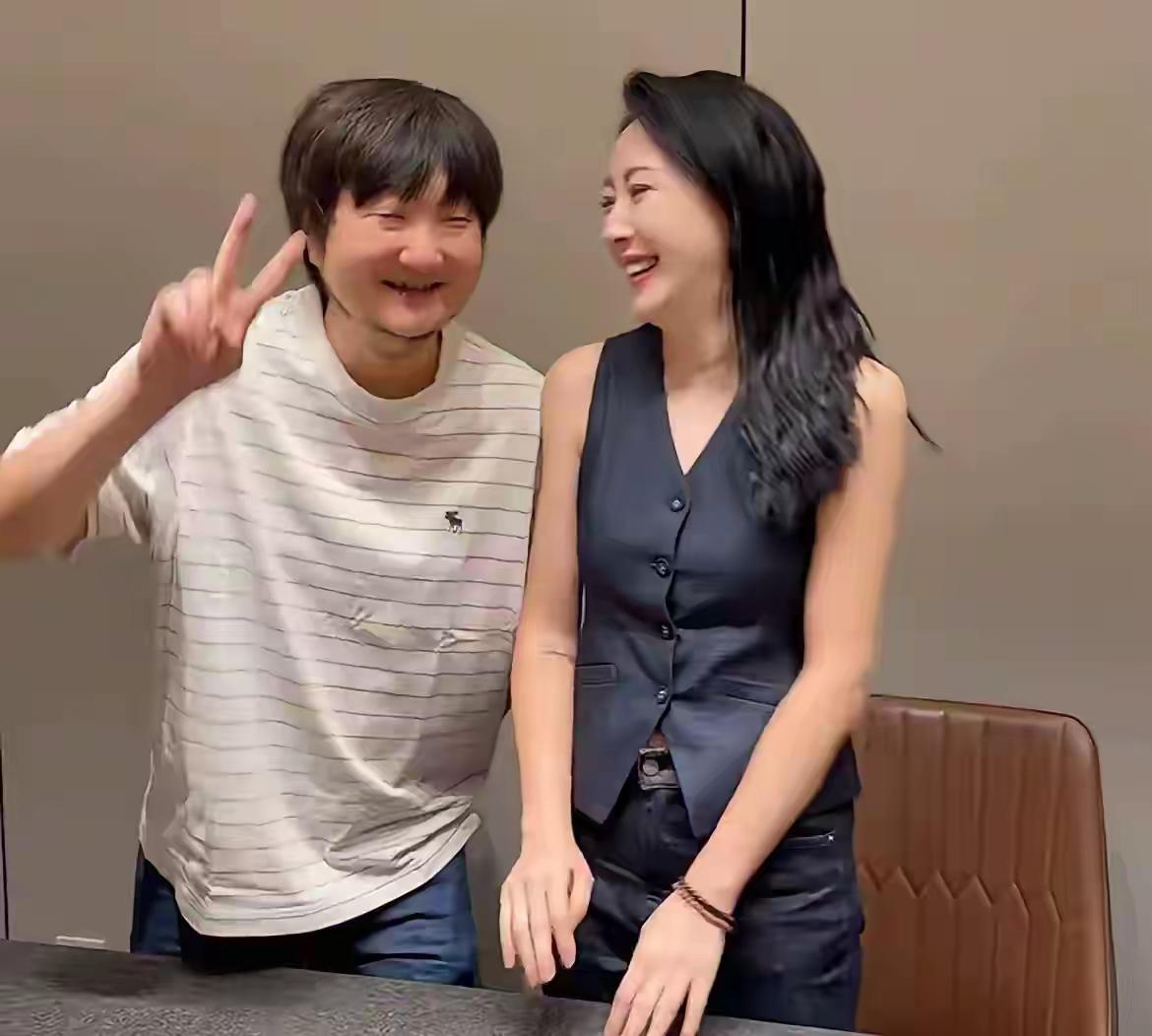 这不是唱老鼠爱大米的那个人，怎么和相爱十年里面女演员孙雨梅在一起了，，身边都是极