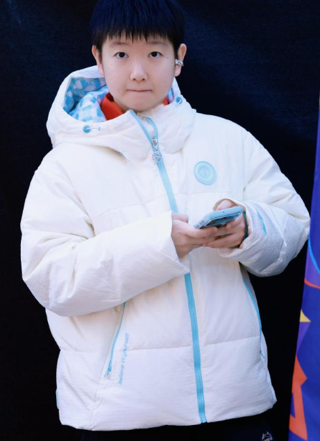 孙颖莎今天穿上羽绒服了奶团子暖暖不是才可爱过吗？怎么又可爱了