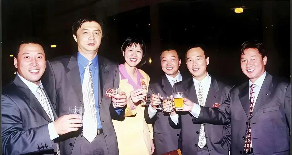 这是一张非常珍贵的老照片。1998年曼谷亚运会结束后，中国体育代表团举行庆功宴，
