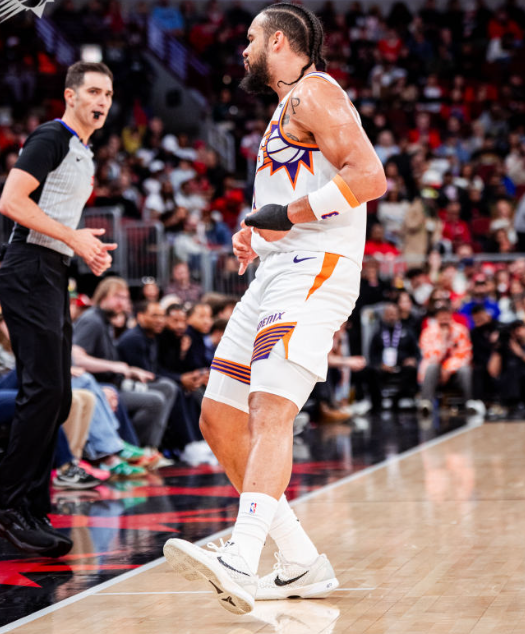 首发不能三后卫，狄龙/格林应该假首发事实证明鸡皮下首发换古德温效果也并不好，