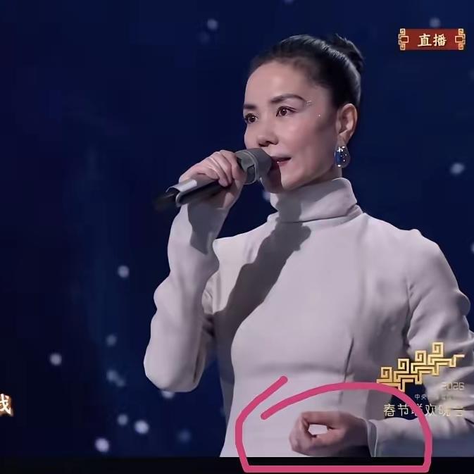 听完王菲春晚献唱，我全程没顾上听歌，眼睛死死盯着她搓珠子！