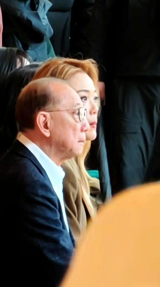 杨受成竟然亲自来了。一个快80岁的老爷子，从香港飞到西安，就为了给自家珠宝活