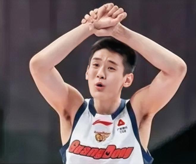 为什么王洪泽不练投篮啊？作为灵动型四号位，没投射把空间压缩得太小了！看了新赛