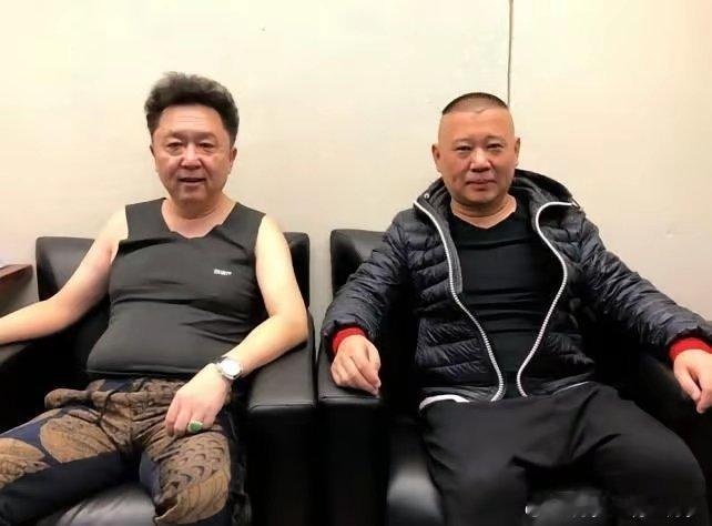 这次于谦没帮郭德纲，合作多年的搭档，两个人看起来感情不错，但是这次郭德纲唱错歌词，引发轩然大波，于谦