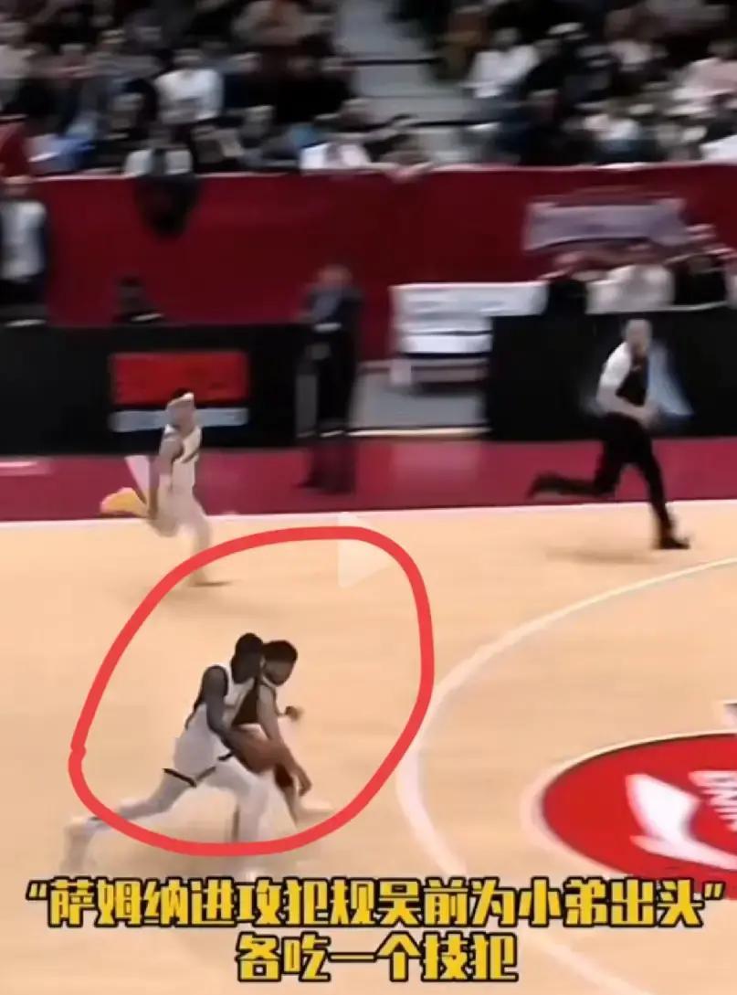 那天CBA广东打浙江，有个球争议挺大。广东外援萨姆纳突破，撞上浙江小将李悦洲。裁