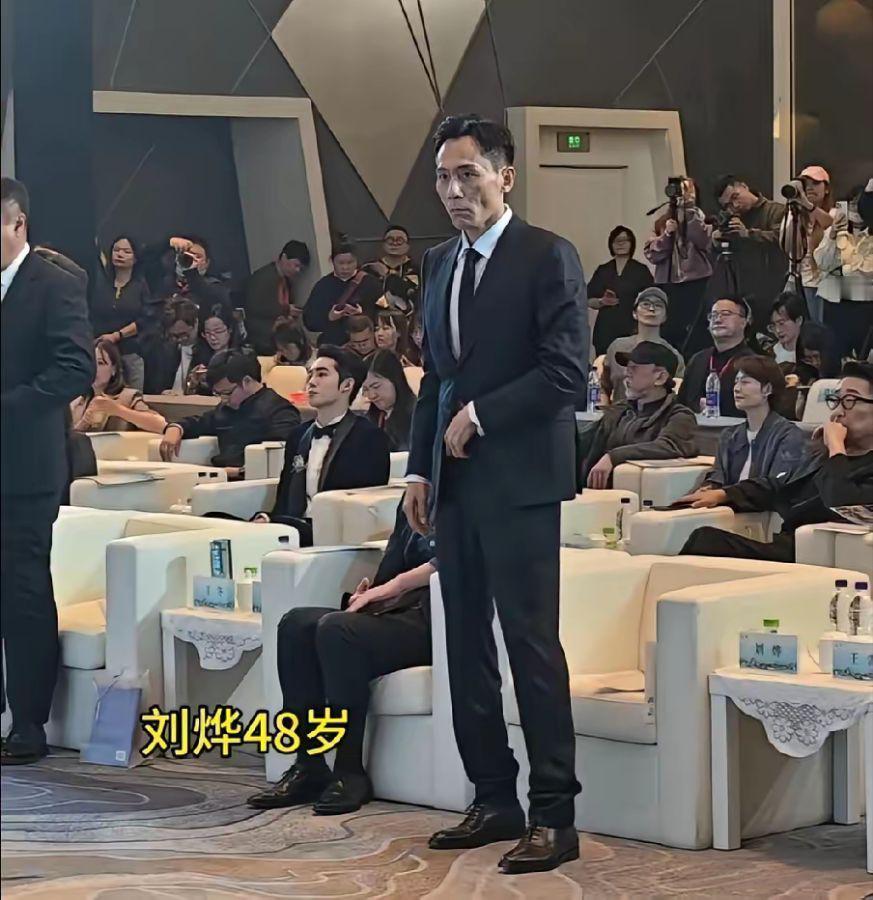 刘烨这次，真的让人有点心疼了。他瘦了十七斤，为了演长征时期的毛泽东。镜头拉近