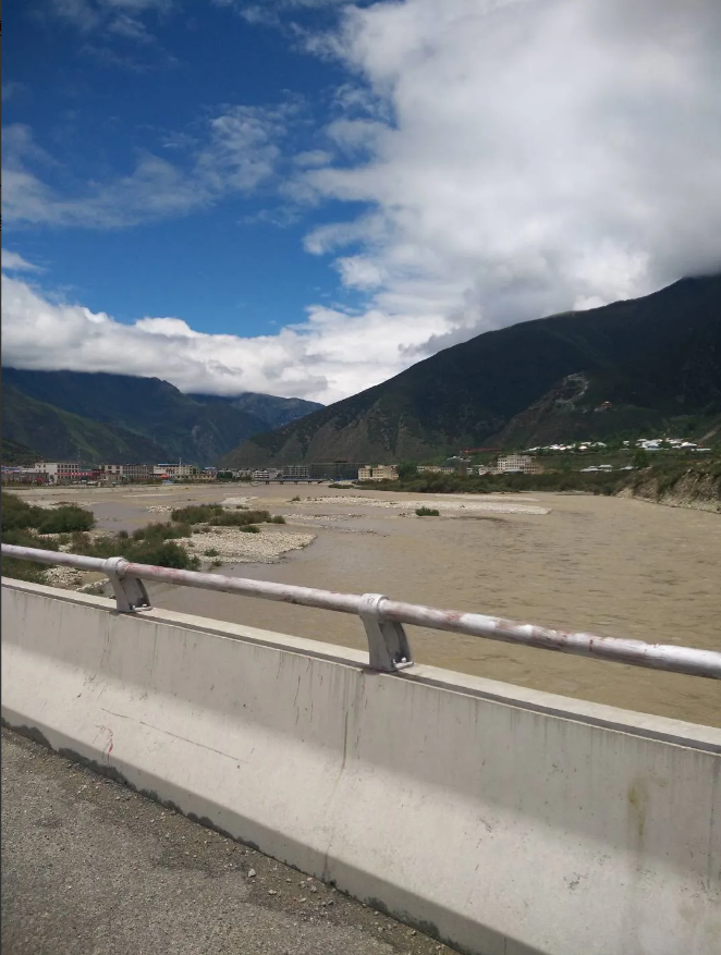 山的那边是藏南呀，可惜山太高云太厚，当年收复的地方不得已又退了回来，墨脱只有三个