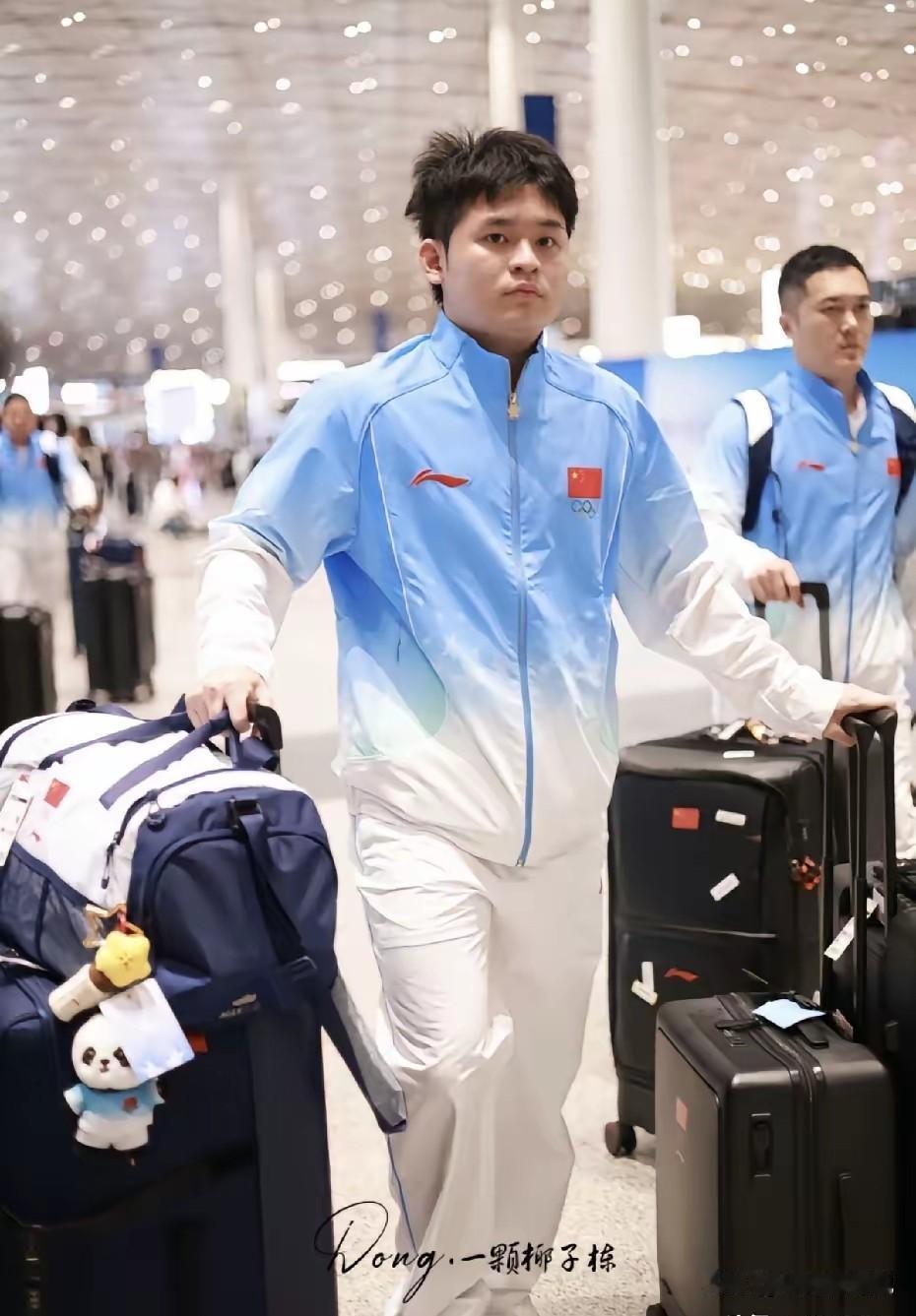 发现没林诗栋出发亚运会箱子背包又换了，从“结婚三件套”到大红大绿，个人觉得还是这