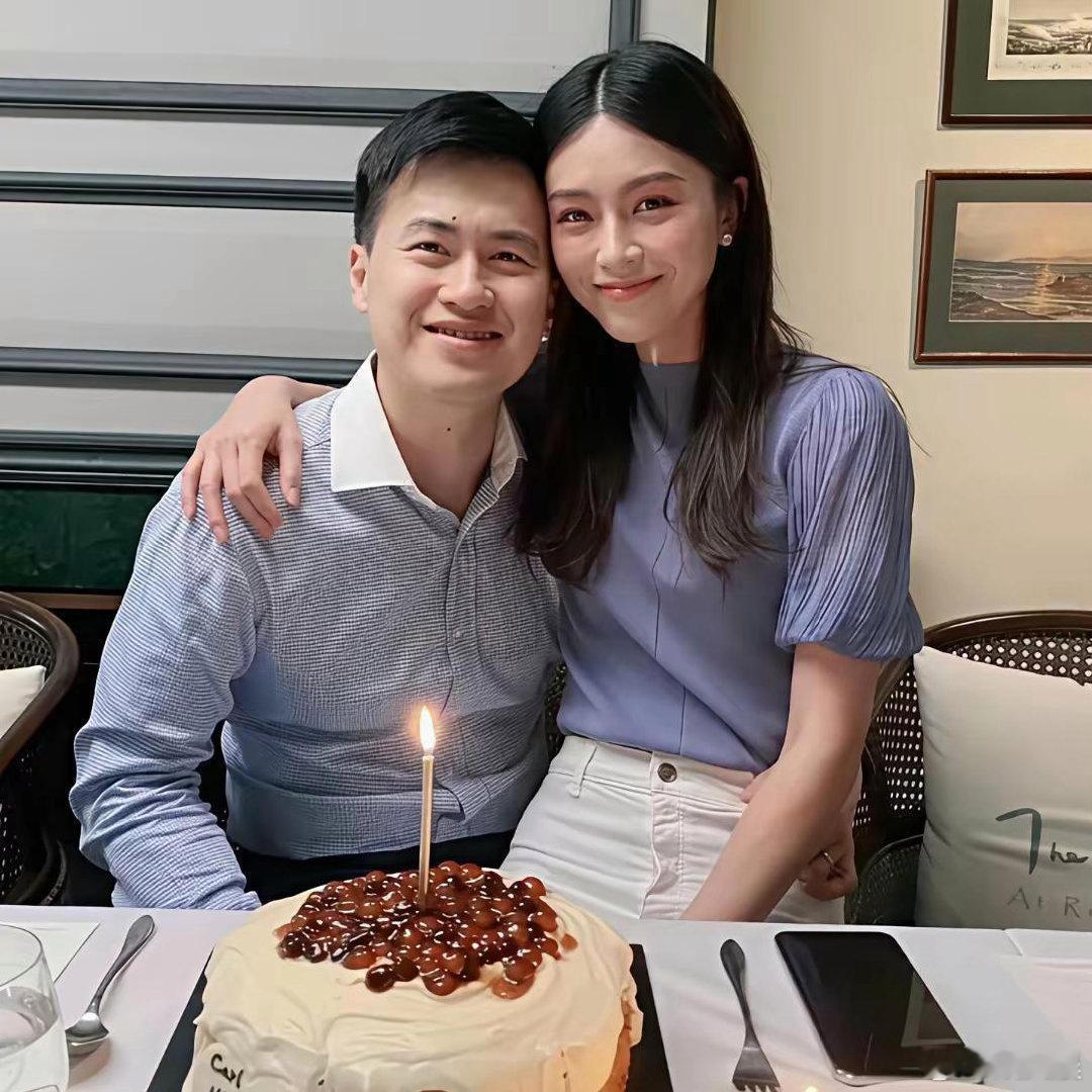 文咏珊的丈夫颜值与实力并存，优越外形格外出众，多年宠爱有加，将她呵护得少女感十足