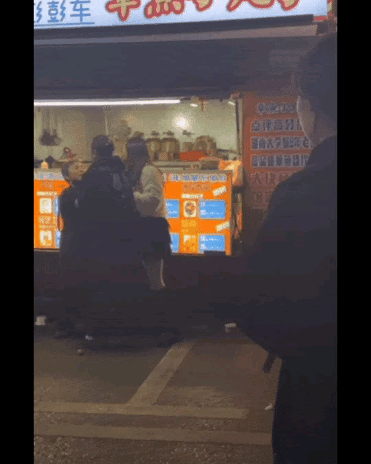 现在的女孩都是急脾气。11月5日，湖南大学城附近，两名女孩买章鱼小丸子，只因多