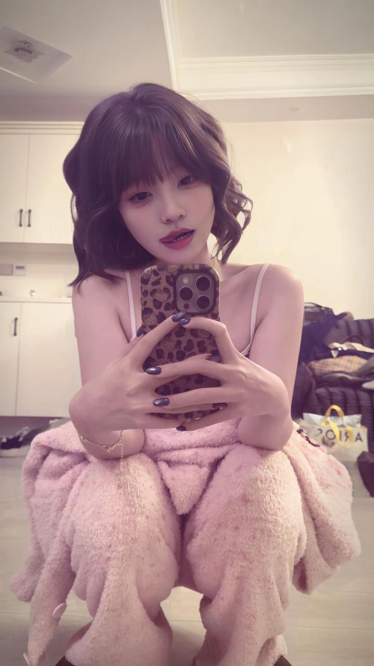 你再上下嘴唇一碰就说喜欢我我就捅死你。假发短发对镜拍我的微醺回忆杀